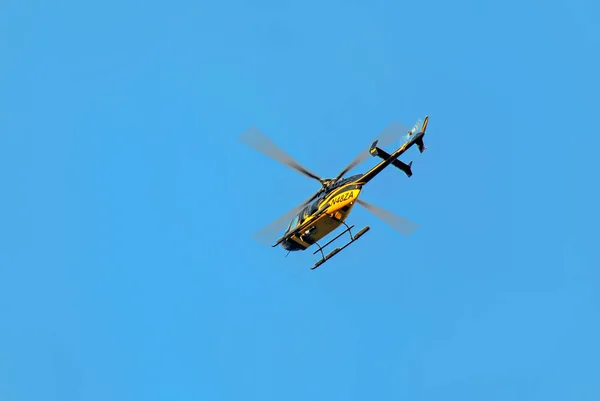 Νέα Υόρκη Ηπα Αύγουστος 2012 Κίτρινο Μαύρο Ελικόπτερο Bell 407 — Φωτογραφία Αρχείου