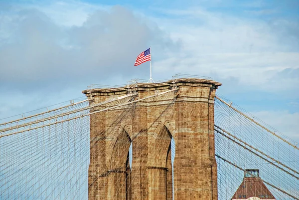 Bandiera Americana Sul Ponte Brooklyn Ponte Brooklyn Con Cielo Blu — Foto Stock