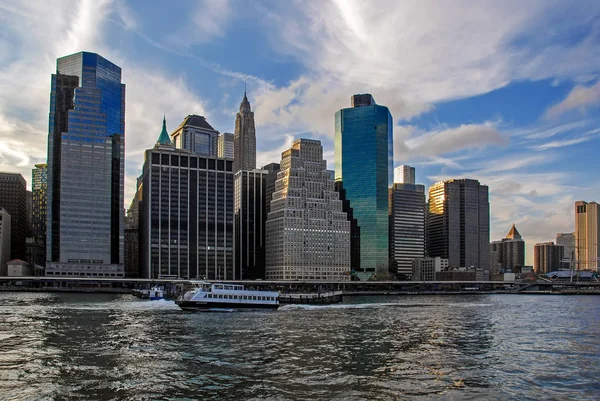 Prachtig Uitzicht Manhattan Met Toeristische Schip East River Tegen Fantastische — Stockfoto