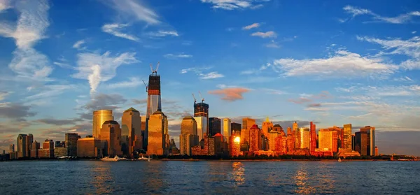 Centrum Skyline Van Manhattan Met Stedelijke Wolkenkrabbers Rivier Verlicht Door — Stockfoto