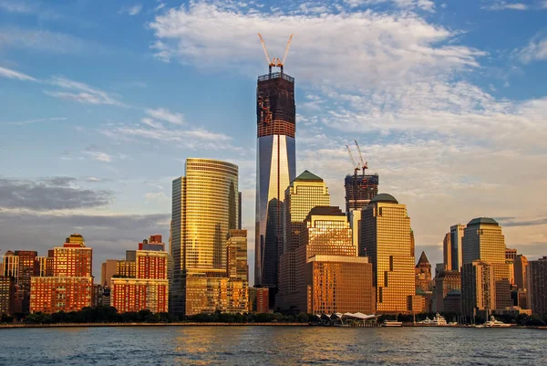 Centrum Skyline Van Manhattan Met Stedelijke Wolkenkrabbers Rivier Verlicht Door — Stockfoto