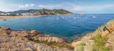 Yaz aylarında Costa Brava 'da Vila Vella ve Badia de Tossa körfezinden panoramik manzara ve kumlu sahilde turist teknesi. Tossa de Mar, Katalonya, İspanya
