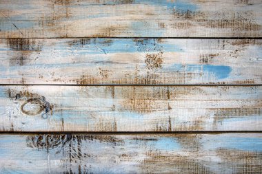 Eski grunge ahşap doku arka planı. Klasik mavi-beyaz tahta tahta duvar antikası. Boyanmış yıpranmış soyma masası. Mavi soluk, boyalı ahşap doku. Beyaz tahtalarla maviye boyanmış yüzey