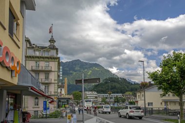 Interlaken, İsviçre - 19 Haziran 2015: Cityscape eski şehir. Geleneksel mimari konutlar ve İsviçre tarihi. Alplerdeki sokak köyünün manzarası. Seyahat yeri ve tatil