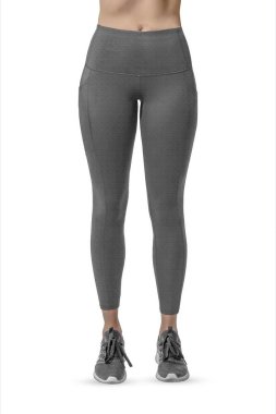 Gri spor taytları ve beyaz arka planda izole edilmiş koşu ayakkabılarıyla güzel ince kadın bacakları. Şık kıyafetler, spor, güzellik, moda ve ince bacaklar kavramı