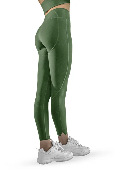 穿着绿色运动鞋和白色背景的跑鞋的漂亮的纤细女性腿 时尚服装 时尚和细腿的概念 — 图库照片