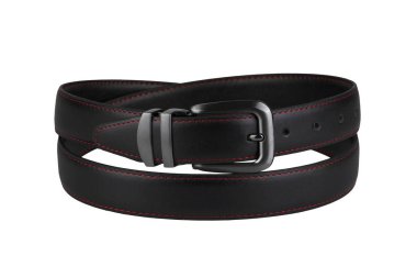Kırmızı dikişli siyah siyah erkek kemeri ve beyaz arka planda koyu renkli metal tokası. Erkekler moda ve alışveriş konsepti
