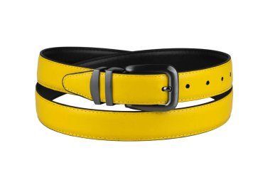 Beyaz arka planda koyu renkli metal tokalı, modaya uygun sarı deri kemer. Erkekler moda ve alışveriş konsepti