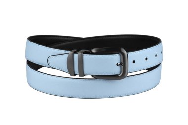 Modaya uygun erkek gökyüzü mavi deri kemeri. Beyaz arka planda koyu renkli metal tokası var. Erkekler moda ve alışveriş konsepti