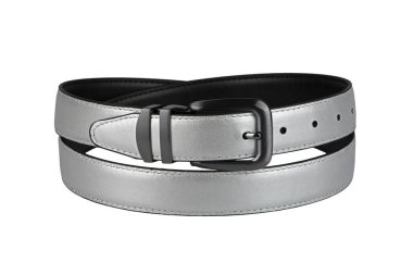 Beyaz arka planda koyu renkli metal tokalı, modaya uygun gümüş erkek deri kemeri. Erkekler moda ve alışveriş konsepti