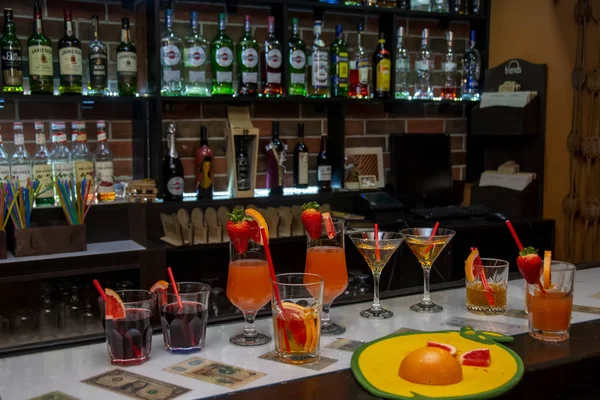 Ereván Armenia Diciembre 2019 Alcohol Bar Diferentes Copas Cóctel Mostrador — Foto de Stock