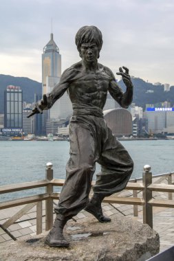 Hong Kong, Çin - 19 Şubat 2014: Bruce Lee heykeli Victoria Limanı 'ndaki Yıldız Bulvarı' nda. Hong Kong 'un ünlü film yıldızı ve dövüş sanatçısı.
