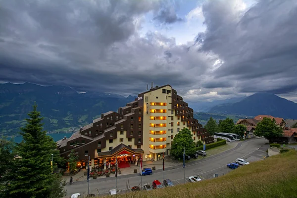 Interlaken Schweiz Juni 2015 Dorint Hotel Den Schweizer Alpen Bewölkten — Stockfoto