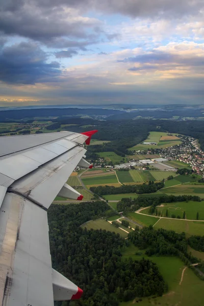 夏天的一天 美丽的日落下 从飞机到瑞士的空中风景 前进方向的飞机翼 — 图库照片