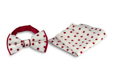 Şık bir adam için ayarlanmış: beyaz, kırmızı noktalı cep mendili ve beyaz arka planda izole edilmiş papyon.