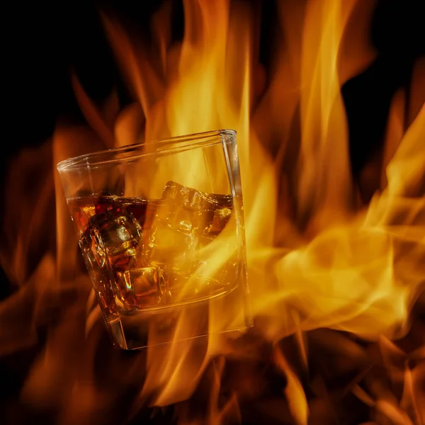 Verre Incliné Whisky Avec Des Morceaux Glace Entourés Feu Sur — Photo