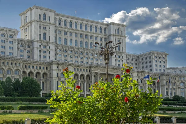 Romanya 'nın Bükreş Parlamentosu' nun muhteşem mimari sarayı. Önünde güzel güller var. Parlamento Sarayı dünyanın en ağır binasıdır.