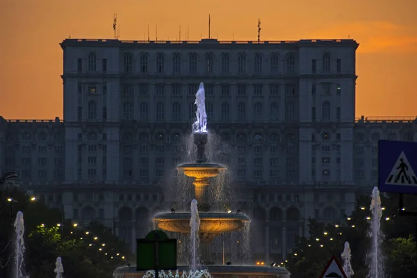 Prosvětlené Barevné Fontány Náměstí Unirii Palácem Parlamentu Bukurešti Budovy Siluety — Stock fotografie