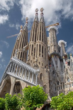Barselona, İspanya - 31 Temmuz 2019: Tamamlanmamış Roma Katolik Bazilikası ile Sagrada Familia 'nın düşük açılı görüntüsü. Mimar Antoni Gaudi tarafından tasarlandı.