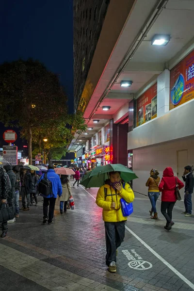 Hong Kong China Februari 2014 Nachts Lopen Mensen Verlichte Straat — Stockfoto