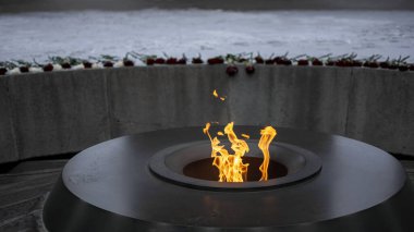 Ermeni Soykırımı, Erivan, Ermenistan 'ın Tsitsernakaberd anıtındaki sonsuz alev. 24 Nisan 1915 'te 1,5 milyon Ermeni Osmanlı İmparatorluğu tarafından öldürüldü.