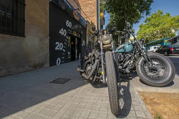 Barcelona Espanha Julho 2019 Motos Estacionadas Frente Oficina Reparação Motos — Fotografia de Stock