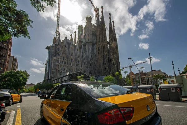 Barcelona Španělsko Července 2019 Širokoúhlá Pouliční Scéna Oranžovou Černou Taxi — Stock fotografie