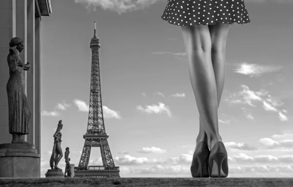 Zbliżenie Nogi Pięknej Seksownej Kobiety Butach Wysokich Obcasach Krótkiej Sukience — Zdjęcie stockowe