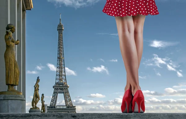 高いかかとの赤い靴と短い点線のドレスを着て美しいセクシーな女性のクローズアップ足は 背景にエッフェル塔とパリ フランスで歩いてください 美しさ 魅力とファッションの概念 — ストック写真