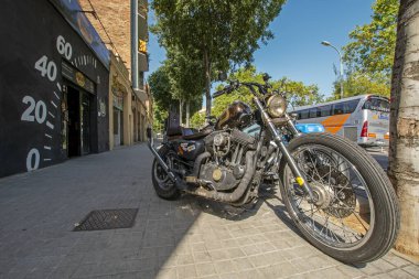 Barcelona, İspanya - 31 Temmuz 2019: Eski Hız Dükkanı motosiklet tamirhanesinin önüne park edilmiş motorsikletler orijinal ön cephesi bir hız göstergesi olarak dekore edilmiştir. Geniş açı görünümü