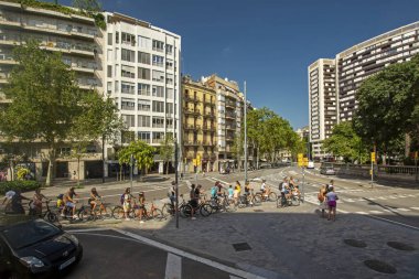 Barselona, İspanya - 31 Temmuz 2019: Güneşli bir günde bir grup turist bisiklet turuna çıkıyor