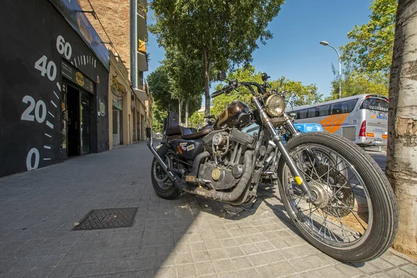 Barcelona Espanha Julho 2019 Motos Estacionadas Frente Oficina Reparação Motos — Fotografia de Stock