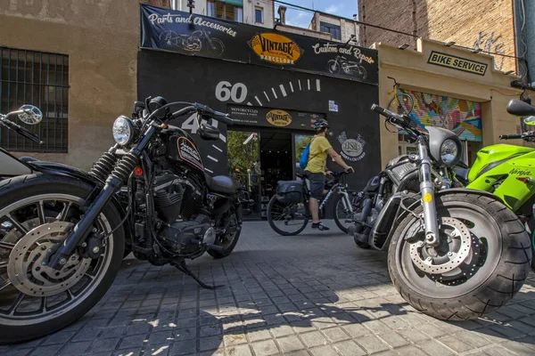 Barcelona España Julio 2019 Motos Estacionadas Frente Taller Reparación Motos —  Fotos de Stock