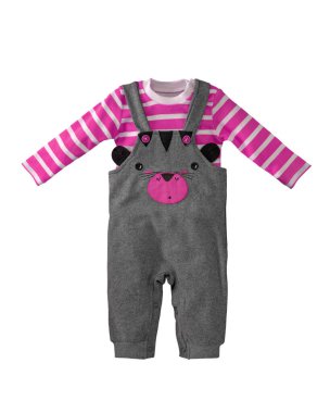 Beyaz arka planda kedi desenli bebek pembesi ve gri giysiler, yeni doğan çocuklar için kıyafetler.
