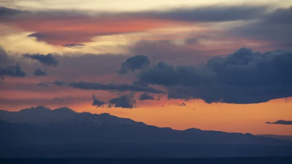 Pôr Sol Sobre Montanhas Noite Primavera Céu Colorido Dramático Belo — Fotografia de Stock