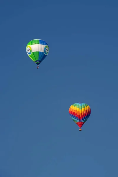 Jerewan Armenien September 2019 Schöne Kontrastszene Mit Zwei Bunten Heißluftballons — Stockfoto