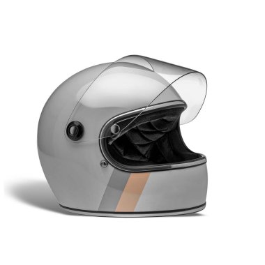 Gri ve turuncu çizgili gümüş renkli motosiklet kaskı beyaz arka planda izole edilmiş vizörü açık.