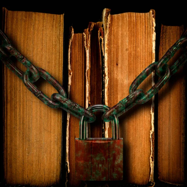 Stare Książki Przywiązują Zardzewiały Łańcuch Zakazana Literatura Starzy Artyści Zamknięci — Zdjęcie stockowe