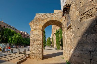 Barselona, İspanya - 31 Temmuz 2019: Güneşli bir günde Barcelona 'daki Gotik Meydanı' nda antik taş parçası Aqueducte roma