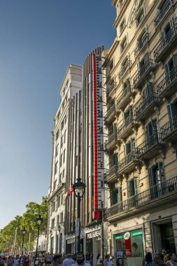 Barselona, İspanya - 31 Temmuz 2019: PCC genel merkezinin bulunduğu şehrin yaya bölgesinde büyük bir termometreye sahip Barselona kasabasının mimarisi