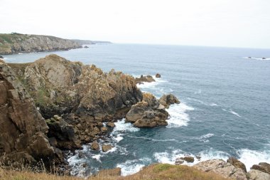 Cap Sizun, küçük dalgalar halinde yaz (Finistère, Brittany, Fransa)