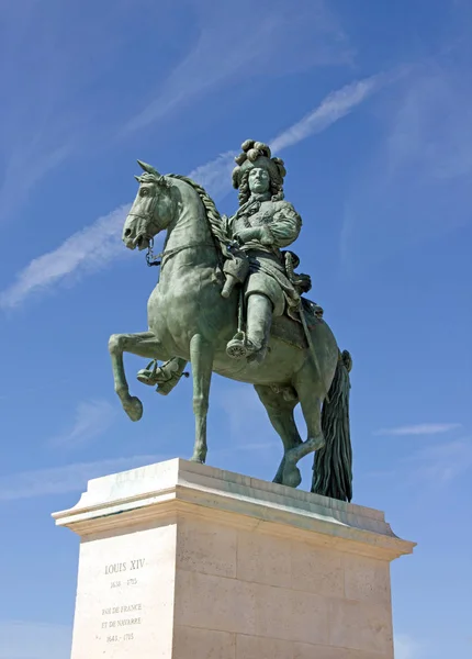 Statue of Louis XIV, parvis of the castle of Versailles (Versailles, France) — Stock Photo, Image