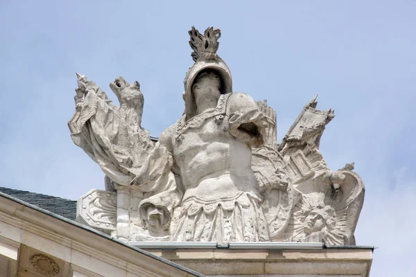 Krieger, Statue an der Spitze des Herzogspalastes (Dijon, Burgund, Frankreich) — Stockfoto