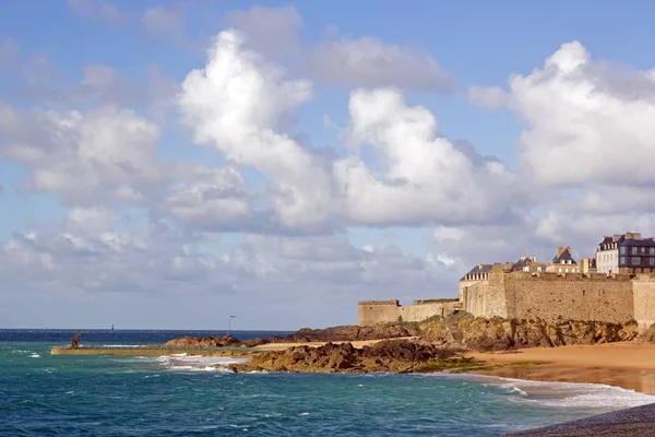 St Malo, mury obronne, widziałem na plaży (Brittany, Francja) — Zdjęcie stockowe