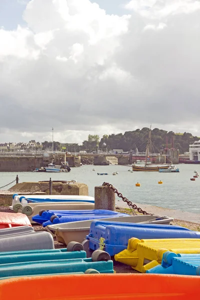 St Malo, små båtar av alla färger (Brittany France) — Stockfoto