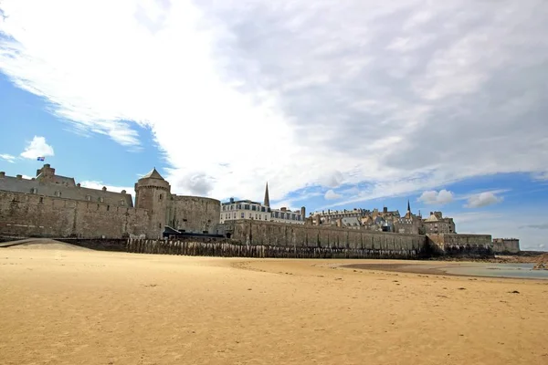 St Malo, między piasku i chmury (Francja Bretania) — Zdjęcie stockowe