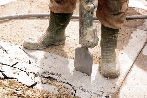 Hammer im Einsatz, Reparatur einer Straße — Stockfoto