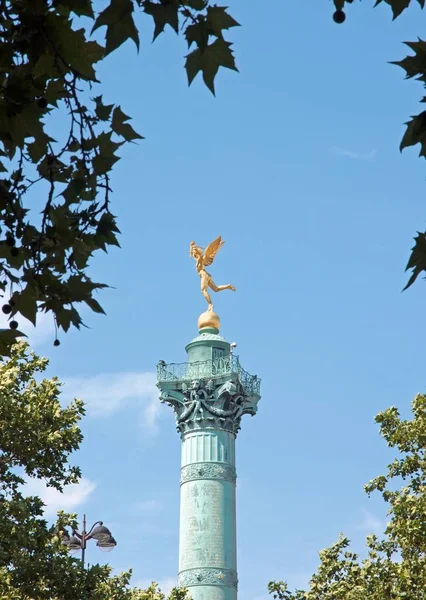 El genio de la Bastilla anidado en la vegetación (París Francia ) — Foto de Stock