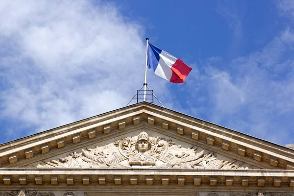 Emblemas da França: Bandeira francesa e cabeça de capacete da República em um edifício histórico oficial (Paris França ) — Fotografia de Stock