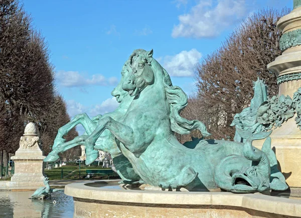 Los caballitos de mar de la fuente Carpeaux (París Francia). Monumento histórico francés . — Foto de Stock